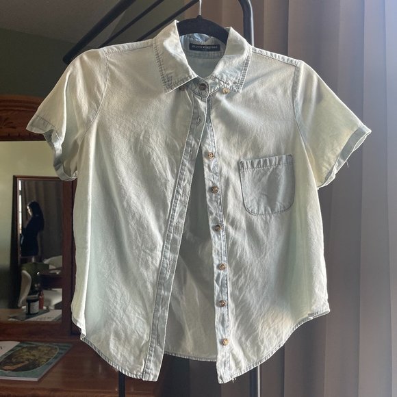 Brandy Melville Pale Blue Short Sleeve Button Down - Picture 1 of 2